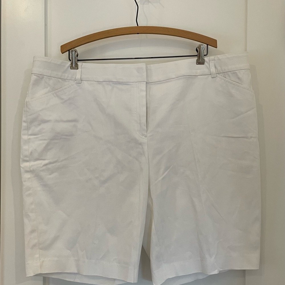Women’s White Cotton Shorts size 18 perfect condition! Comfy sporty & flattering